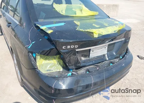 2010 Mercedes-Benz C 300 Luxury/Sport z USA, uszkodzony, nr VIN WDDGF5EB0AR086224